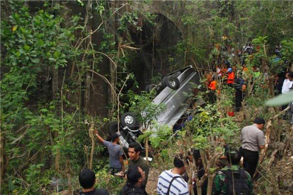Bus overturns in Indonesia, killing 5 Chinese