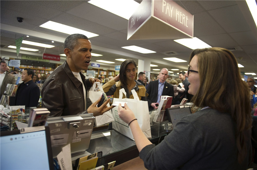 Obama stuns bookstore shoppers