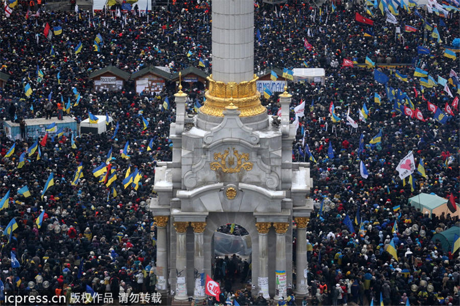 Lenin statue toppled in Ukraine protest