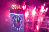 Revelers usher in 2014 with fireworks, festivities