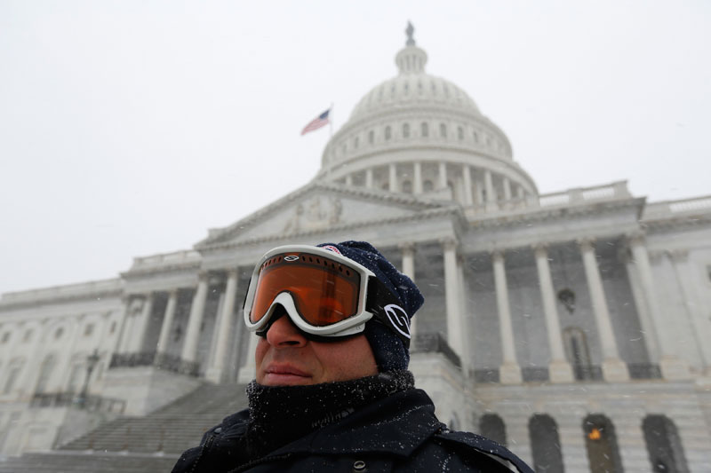 Snow storm hits US East Coast, 2,000 flights canceled