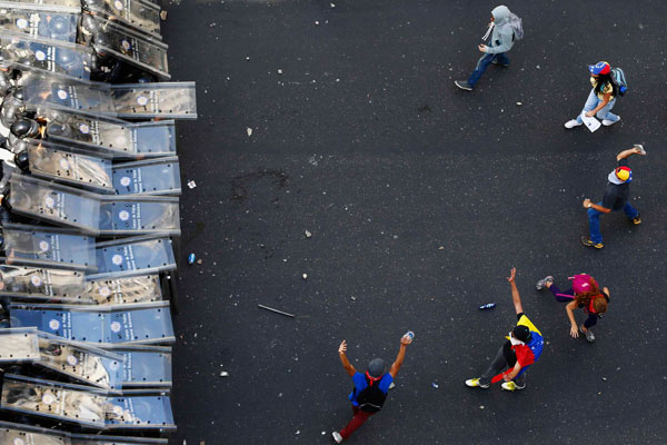 At least 2 killed by gunfire at Venezuela protests