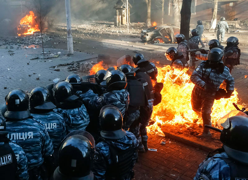 Riot police move in against Kiev protest camp