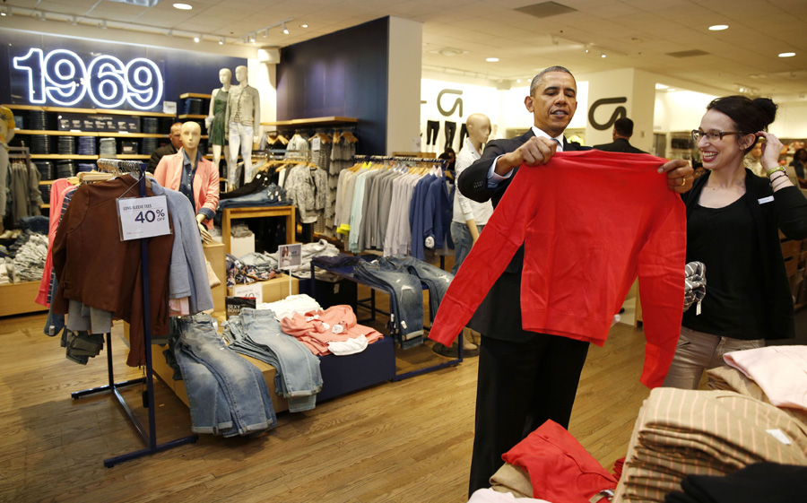 Obama sweats over sweaters during NY shopping stop
