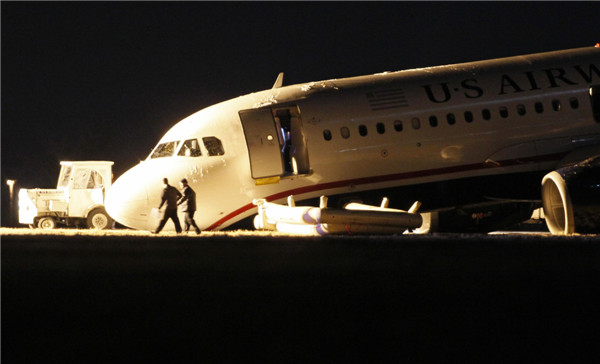 Nose gear on plane collapses at Philly airport