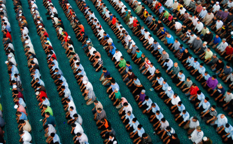 Muslims in Malaysia pray for missing plane