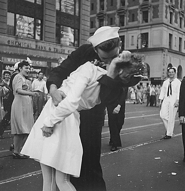 Man who said he kissed nurse in Times Square photo dies at 86