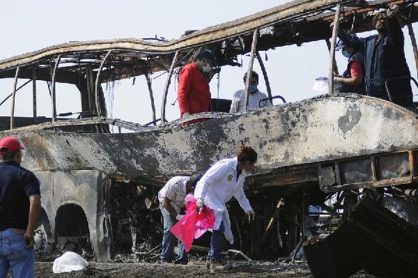 Bus hits truck on Mexico highway,36 reported dead