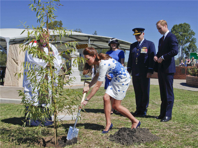 William, Kate visit Australian air force base
