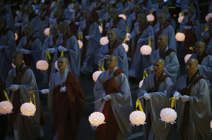 S Koreans pray for ferry victims during lotus lantern parade