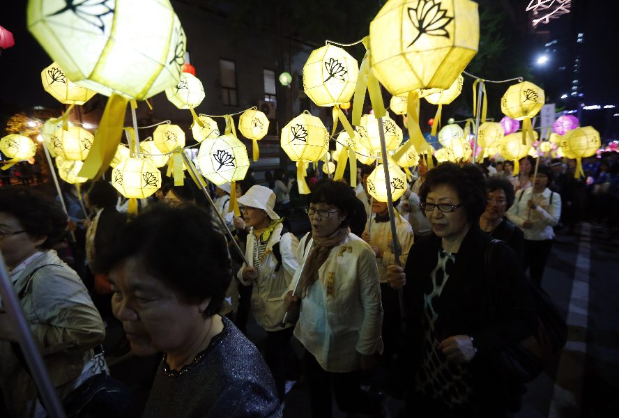 S Koreans pray for ferry victims during lotus lantern parade