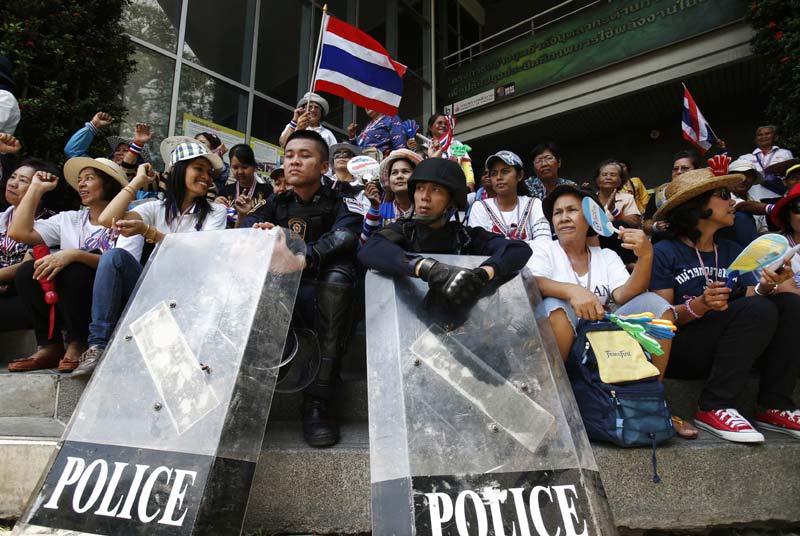 Thai protesters give ultimatum, intensify rallies