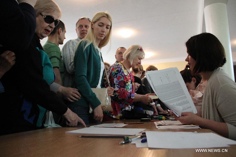 Poll organizers say Ukraine region opts for sovereignty