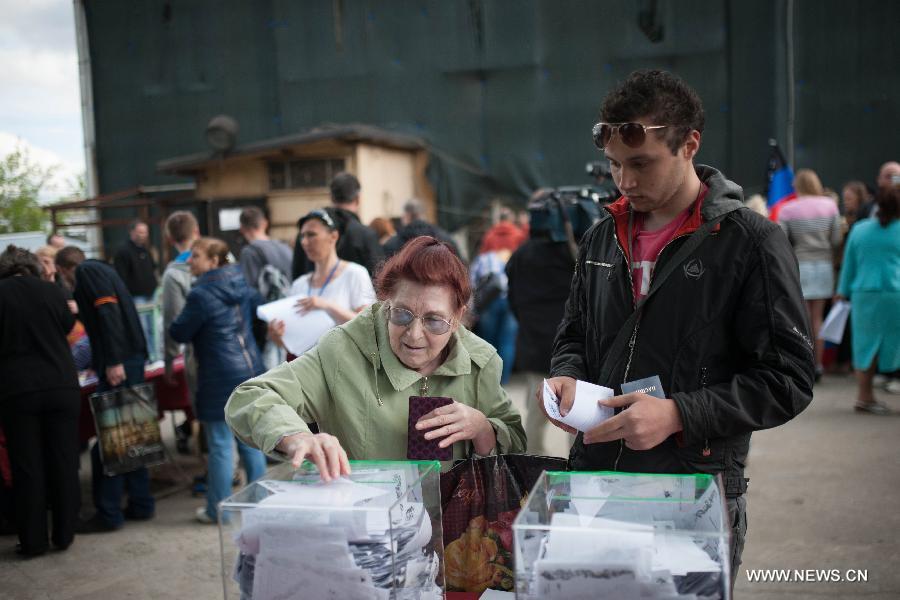 Poll organizers say Ukraine region opts for sovereignty
