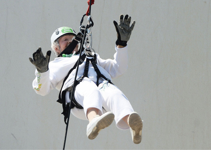 'Daring Doris' celebrates 100th birthday by abseiling