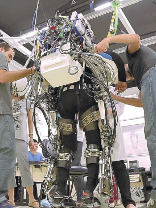 Paraplegic in 'Iron Man' bodysuit to set World Cup rolling