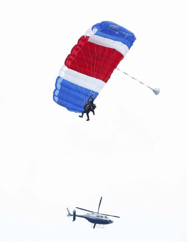 Bush senior marks 90th birthday with a skydive