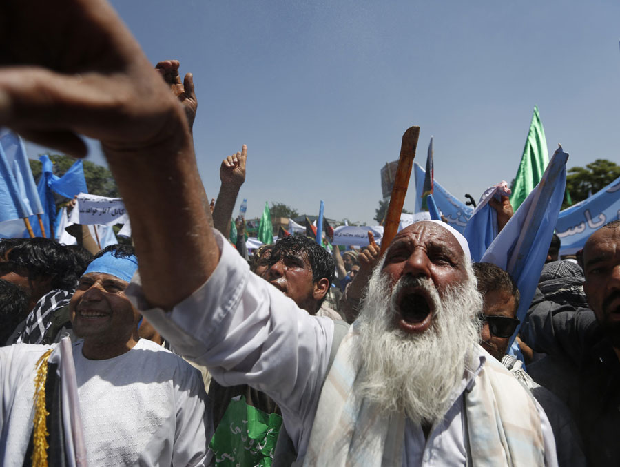 Abdullah's supporters demonstrate near Afghan presidential Palace