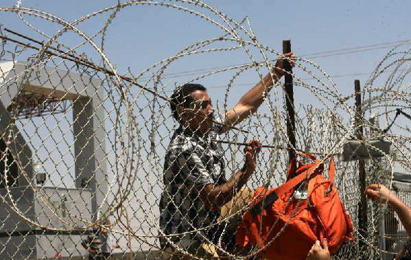 Palestinian-Egyptians rush to cross into Egypt