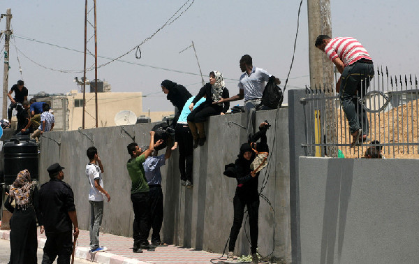 Palestinian-Egyptians rush to cross into Egypt