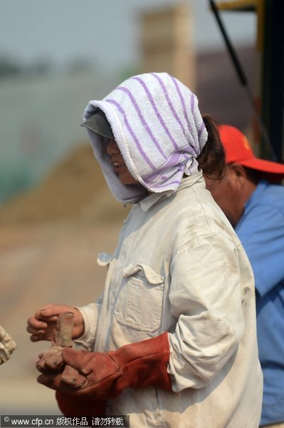 Workers cope with sweltering heat in Jiangsu province