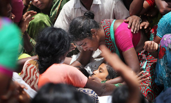 18 children, 1 man die in train-bus crash in India