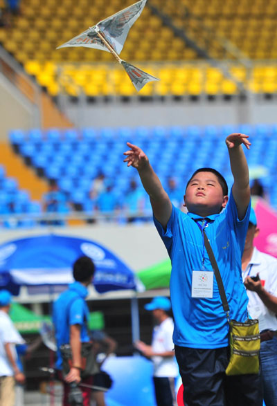 Model airplane finals take off in S China