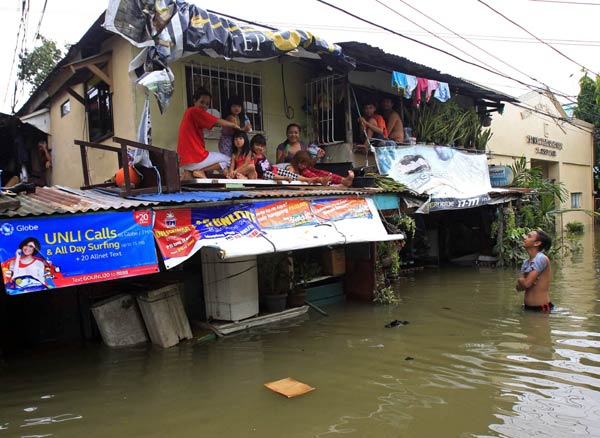 Storm leaves 7 dead, 200,000 displaced in Philippines