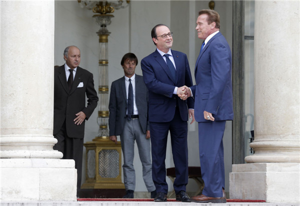 Hollande meets with Arnold Schwarzenegger in Paris