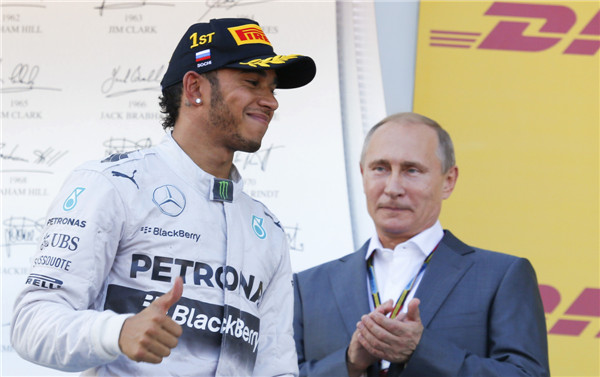 Putin presents trophy to Mercedes F1 driver Hamilton