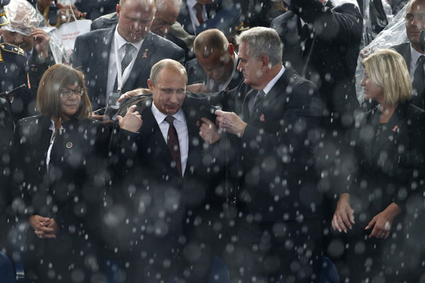 Vladimir Putin welcomed with cheers in Belgrade