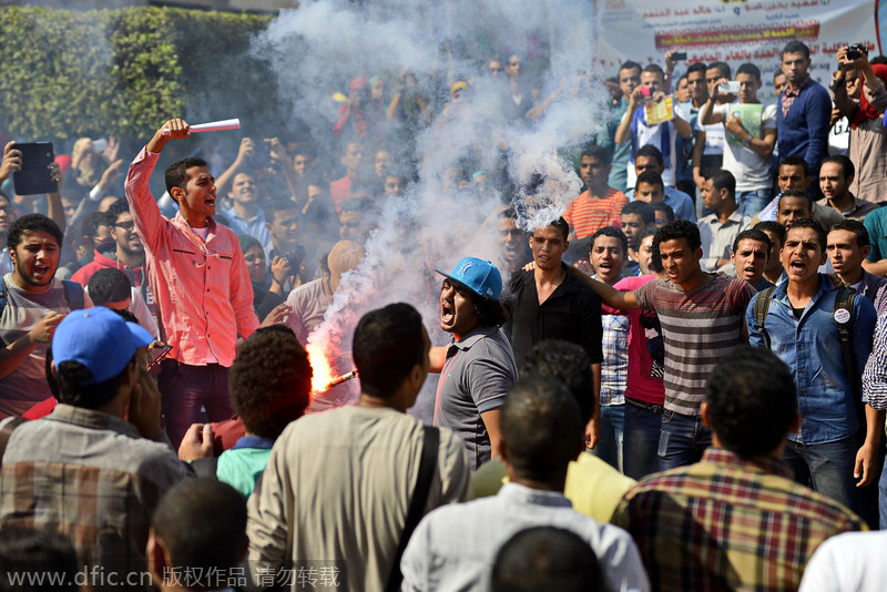 Egyptian students protest against military rule, support Mohammed Morsi