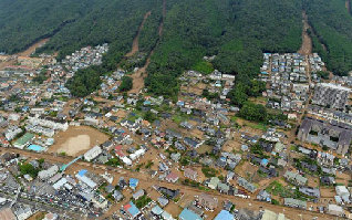 More than 100 killed in Sri Lanka landslide