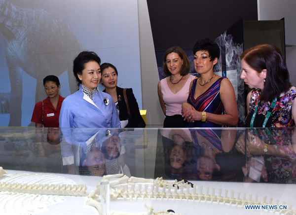 Peng Liyuan visits Queensland Museum in Brisbane, Australia