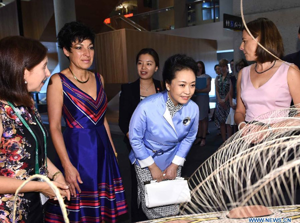 Peng Liyuan visits Queensland Museum in Brisbane, Australia