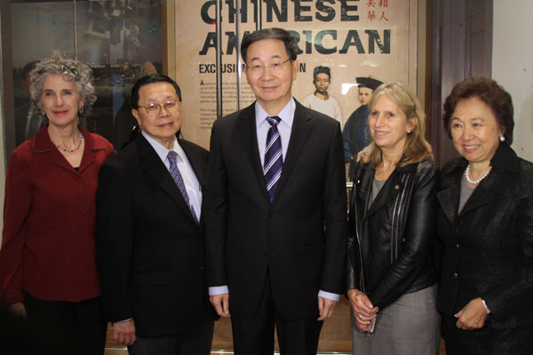Consulate visits Chinese-American exhibit