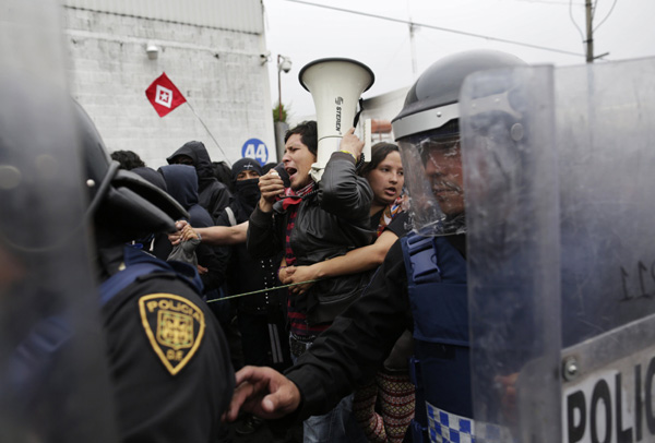 Police, protesters clash in Mexico City