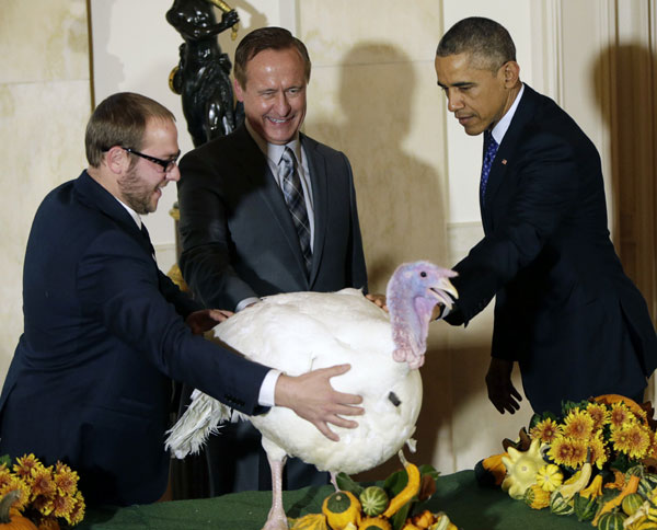 Obama pardons national turkey before Thanksgiving