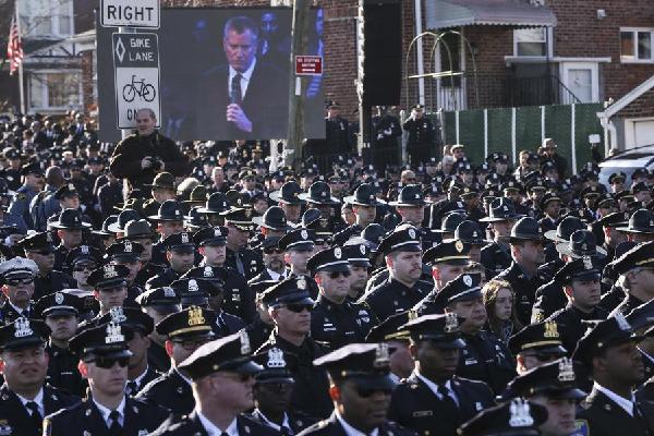 Angry police shun NYC mayor at funeral for slain officer
