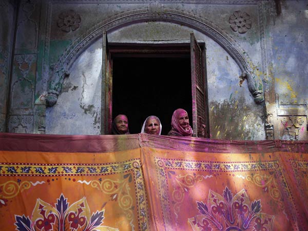 Holi festival adds color to Indian widows' dull life