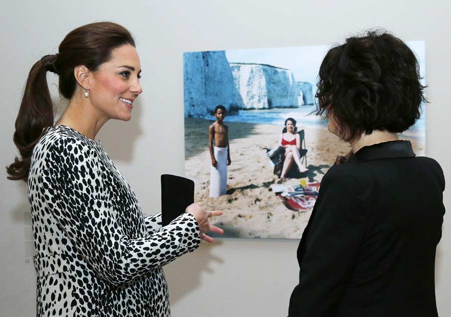 Expectant Kate visits art gallery in southern England