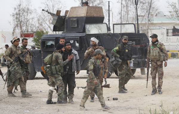 Iraqi forces battle Islamic State for Tikrit on two fronts