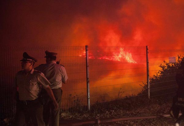 Thousands evacuated in Chile as forest fire rages