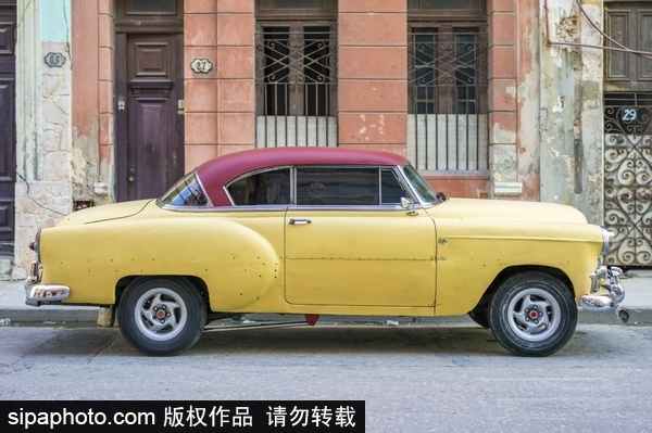 Photographer documents classic American cars in Cuba