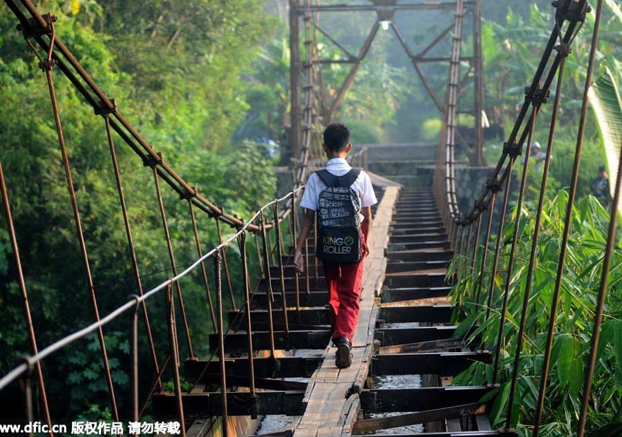 Indonesian children's risky shortcut to get to school