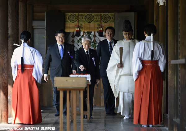 Group of lawmakers visit notorious war-linked Yasukuni shrine