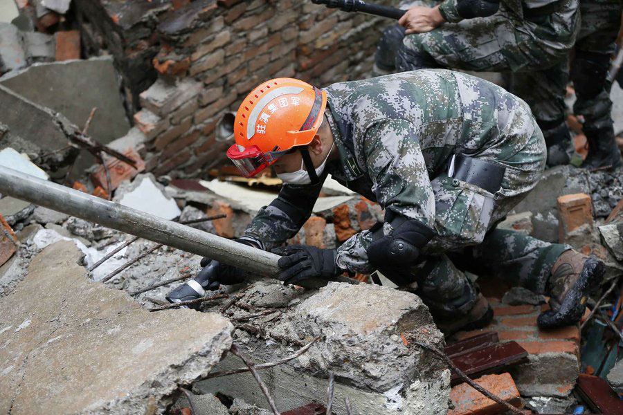 China's rescue team searches for survivors in Nepal