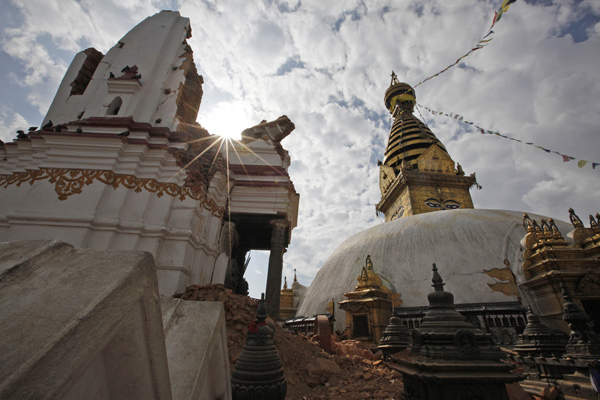 Quake death toll passes 7,000, fate of Nepal heritage unsure