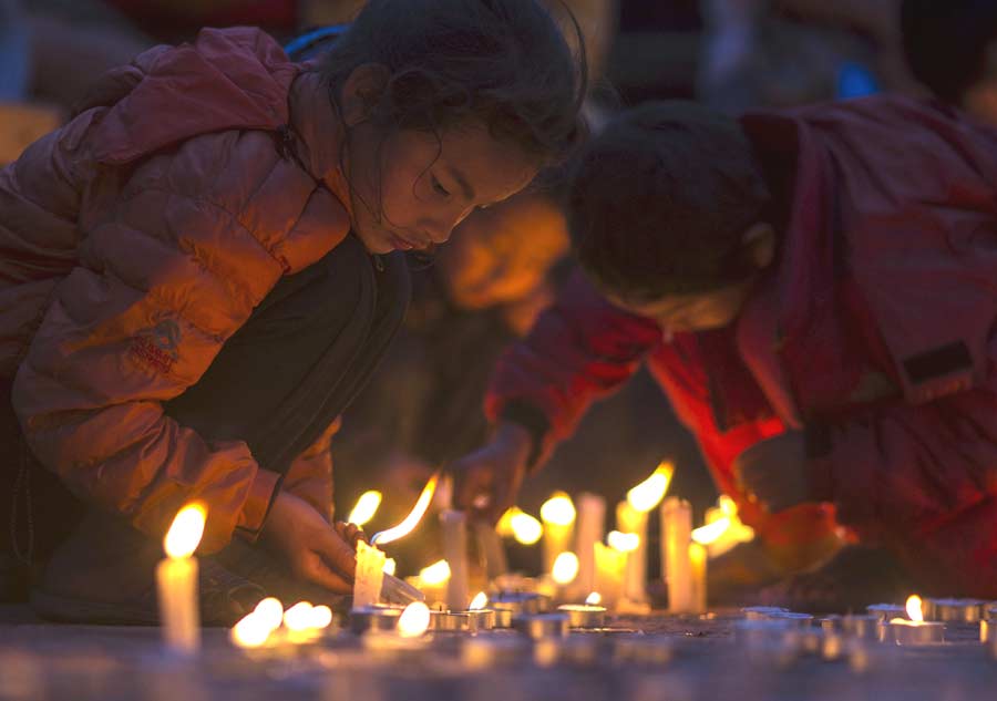 Candlelight vigil held for victims in Nepal earthquake