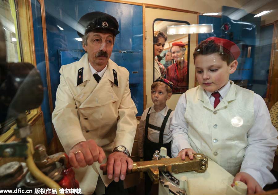 Retro train on display to mark 80th anniversary of Moscow metro